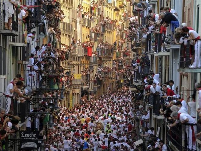 pedro amestre foto espectacular del encierro de pamplona- san fermin, pamplona balcon, pamplona balconies